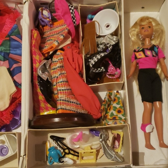 Barbies ans her amazing clothes. - Picture 7 of 7